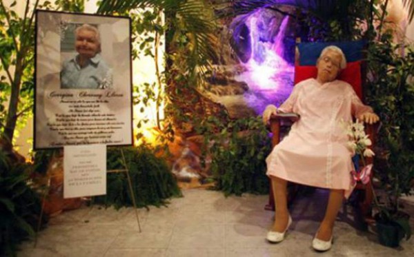 Anciana es velada en su mecedora y vestida de novia