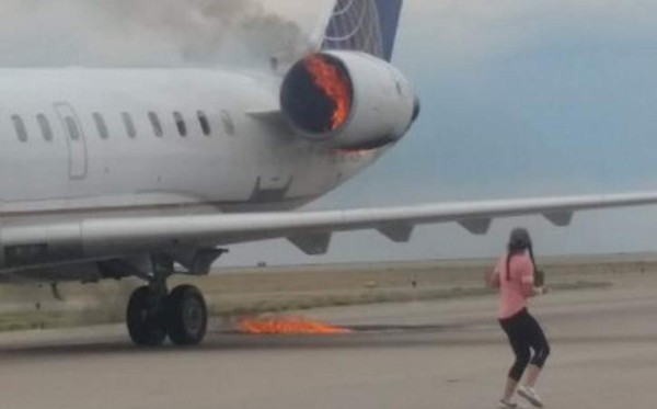 Avión de la United Airlines aterriza con motor en llamas