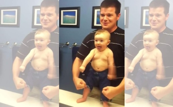 En el video se aprecia al bebé, de pie, encima de un mueble del baño y frente al espejo. Luego, imita los movimientos de su padre que no son otros que marcar músculo con los brazos. Foto YouTube.