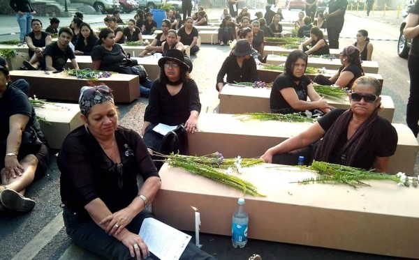 Honduras: Decenas de mujeres protestan por feminicidios 