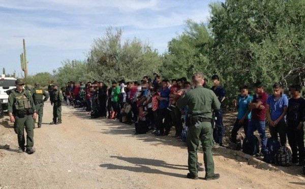 Coyotes abandonan a hondureños y otros inmigrantes en desierto de Arizona