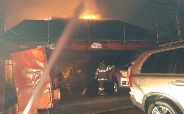 Se incendia lujosa residencia en Lomas del Guijarro en Tegucigalpa