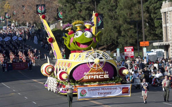 Millones de pétalos y semillas enamoran en Desfile de las Rosas