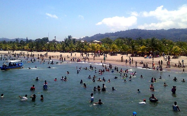 Más de 100,000 hondureños disfrutan de las playas de Tela
