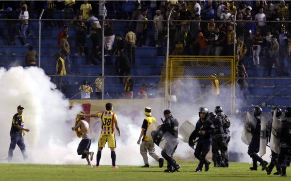 ¡Bochornoso! Invasión de campo y pelea de barras de Marathón y Real España