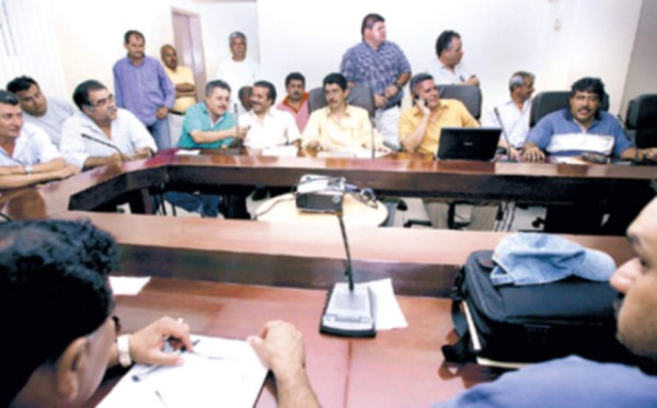 Transportistas logran bonos del Gobierno