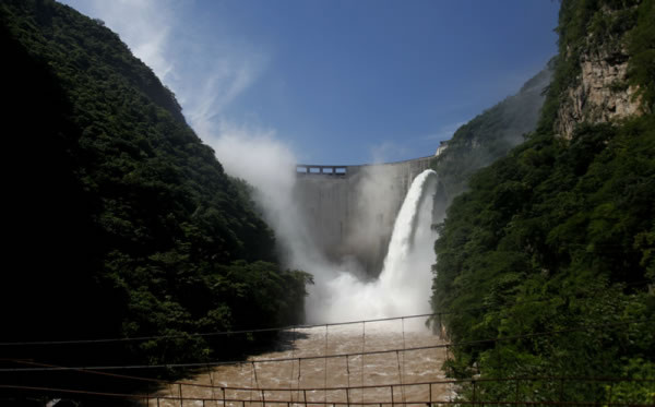 Honduras realiza nueva descarga en El Cajón