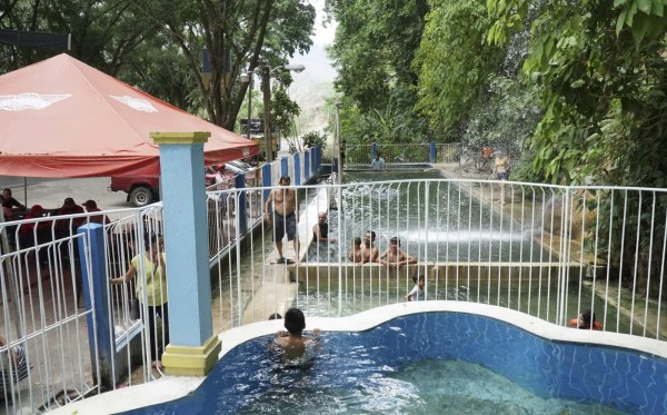 Manantiales de agua fresca encantan a turistas en Santa Bárbara