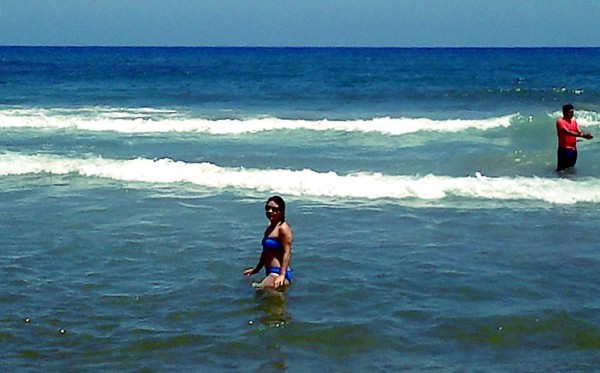 Más de 100,000 hondureños disfrutan de las playas de Tela