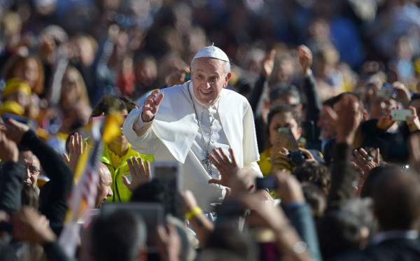 Francisco celebra su cumpleaños 77 junto a mendigos en el Vaticano