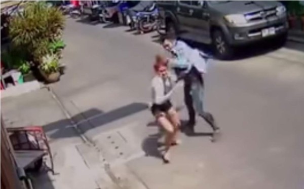 Hombre apuñala sin piedad a su exnovia en plena vía pública