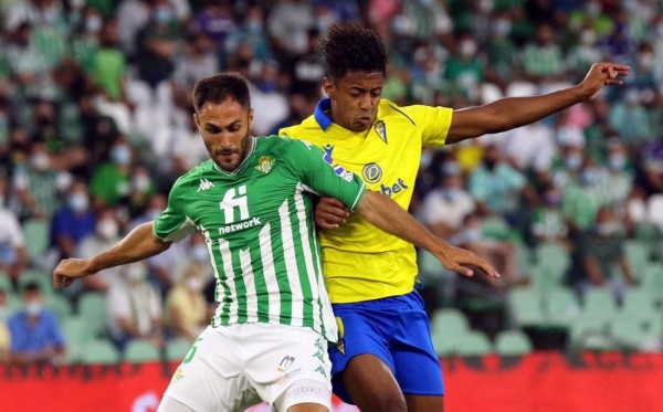 Cádiz se llevó un empate ante Betis en un partidazo del 'Choco' Lozano, que consiguió un penal