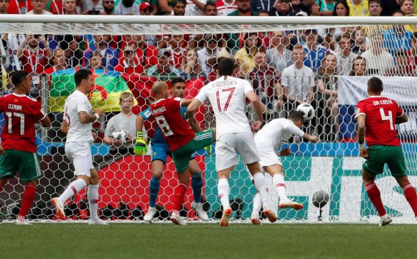 MUN18-91. MOSCÚ (RUSIA), 20/06/2018.- El delantero portugués Cristiano Ronaldo (2-d) marca el 1-0 durante el partido Portugal-Marruecos, del Grupo B del Mundial de Fútbol de Rusia 2018, en el Estadio Luzhniki, Rusia, hoy 20 de junio de 2018 (RUSSIA SOCCER FIFA WORLD CUP, Portugal, Morocco, Moscow). EFE/Alberto Estévez [ATENCIÓN EDITORES: Sólo Uso editorial. Prohibido su uso en referencia con entidad comercial alguna. Prohibido su uso en alertas, descargas o mensajería multimedia en móviles. Las imágenes deberán aparecer como fotografías congeladas y no podrán emular la acción del juego mediante secuencias o fotomontajes. Ninguna imagen publicada podrá ser alterada, mediante texto o imagen superpuesta, en el caso de que (a) intencionalmente oculte o elimine el logotipo de un patrocinador o (b) añada y/o cubra la identificación comercial de terceras partes que no esté oficialmente asociada con la Copa Mundial de la FIFA.]