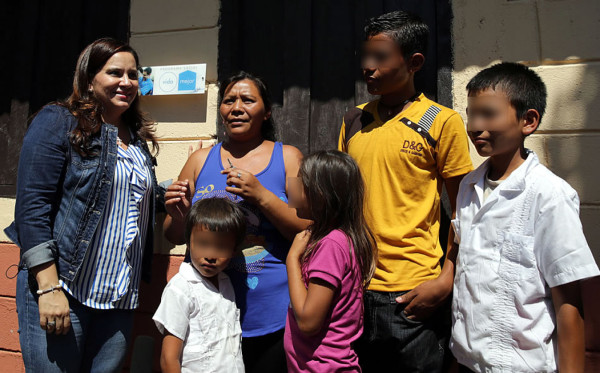 Primera Dama entrega casa a esposa de guardia asesinado en Choloma