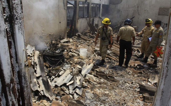 Arde alcaldía de San Luis; olor a combustible impregna restos