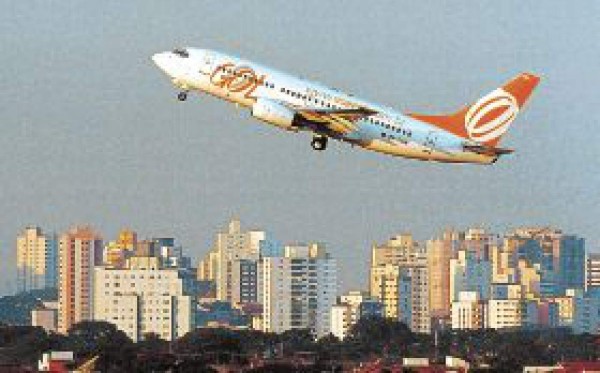 Hallan restos del avión brasileño