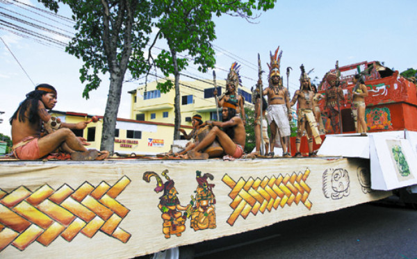 Miles disfrutaron el desfile de la Feria Juniana