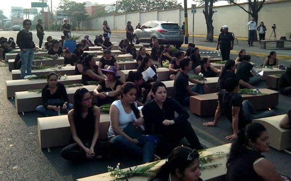 Honduras: Decenas de mujeres protestan por feminicidios 