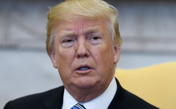 Trump niega 'caos' en la Casa Blanca pese a renuncia de sus asesores