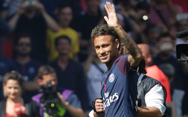 El PSG presentó ante su afición a Neymar