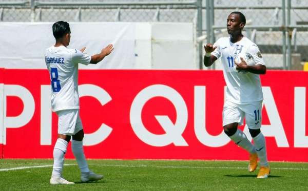 Darixon Vuelto celebrando uno de sus goles con Edwin Rodríguez, el otro goleador del partido. Foto EFE