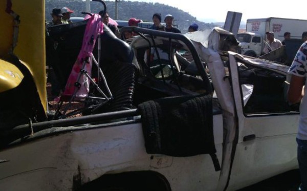 Muere menor de tres meses en accidente de rastra y pick up