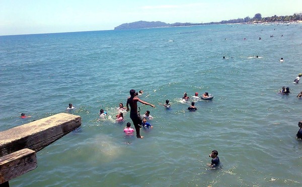 Más de 100,000 hondureños disfrutan de las playas de Tela