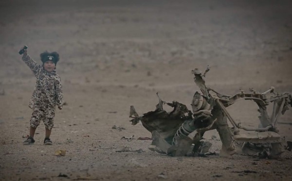 Un niño terrorista del ISIS hace 'explotar' a cuatro espías