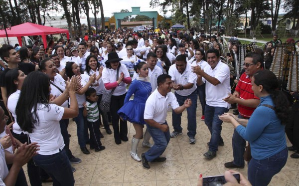 Miles se despiden de la Escuela Normal de Occidente