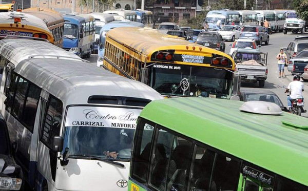 Paralizan servicio de transporte urbano en Santa Lucía y Valle de Ángeles