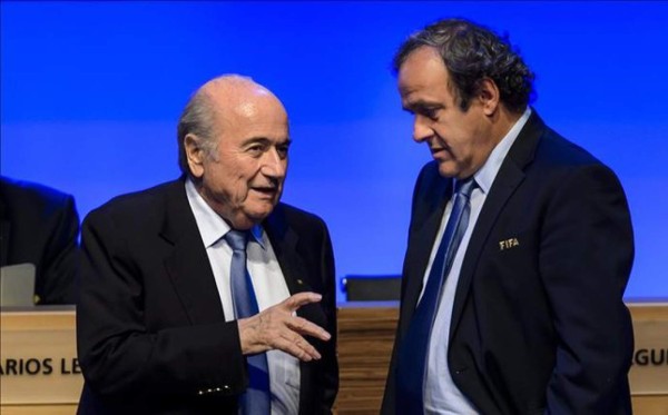Blatter y Platini, suspendidos ocho años por la FIFA