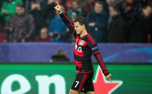 Comentarista es despedido por palabras racistas tras gol de 'Chicharito'