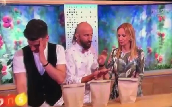 Presentadora se inserta un clavo durante truco en programa en vivo