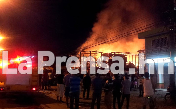 Incendio acaba con reconocida discoteca en el norte de Honduras