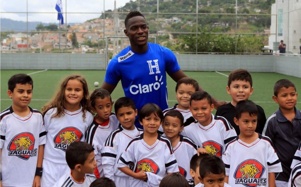 Maynor y Bengtson compartieron con niños de escasos recursos