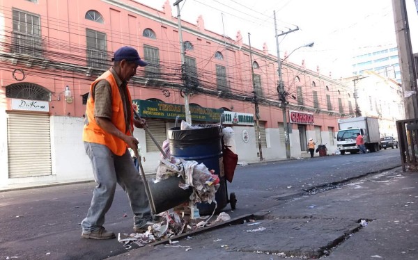 Limpian calles tras fiestas de fin de año