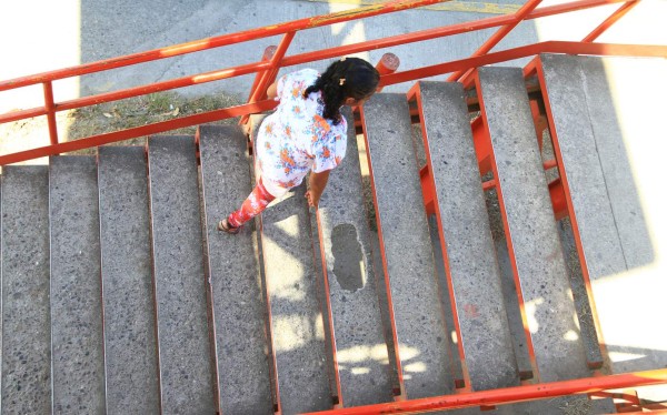 Transeúntes prefieren cruzar la calle que caminar por el puente peatonal