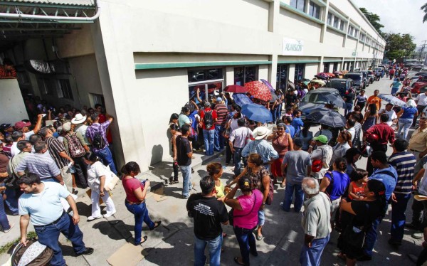 Gerentes del IHSS llegan a declarar a la Fiscalía