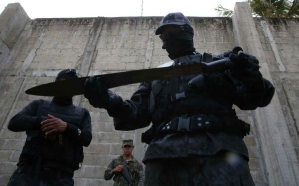 Machetes enterrados encuentran en centro de menores El Carmen