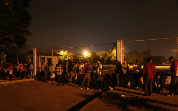 Dormir en aceras, el martirio por un empleo en Honduras