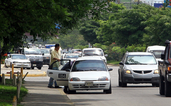 Transportistas incumplen al bajar pasajeros en primera calle