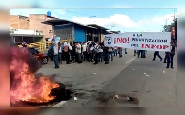 Alumnos de Infop se toman el bulevar Centroamérica