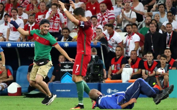 Multan con 500 euros al aficionado que intentó abrazar a Cristiano Ronaldo