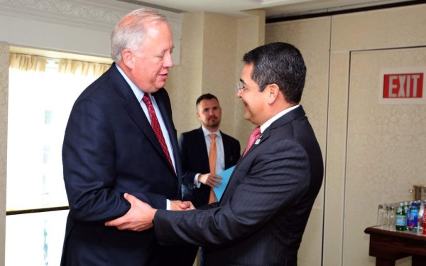 Presidente de Honduras rechaza muro en frontera de EUA