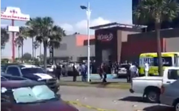 Dos muertos deja tiroteo dentro de un restaurante en centro comercial