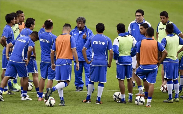 'Primitivo' Maradiaga, dispuesto a jugarle de tú a tú a México en el Azteca