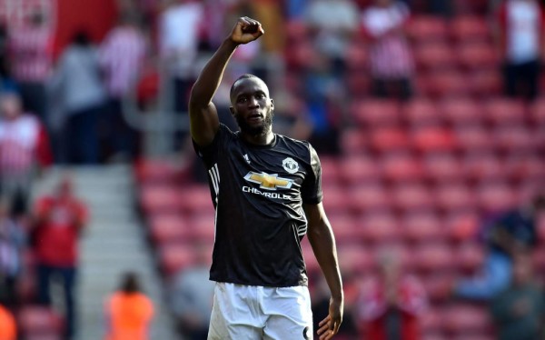Lukaku mantiene al Manchester United en la pelea con el City
