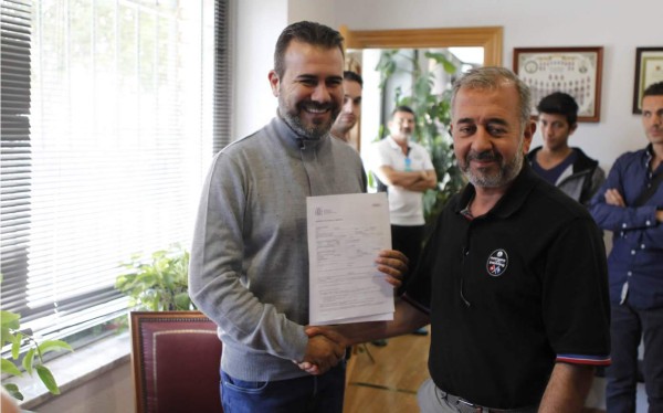 Refugiado sirio pateado por reportera inicia su sueño en España