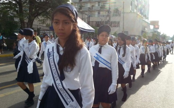 Estudiantes hondureños desfilan en San Pedro Sula en honor a la patria