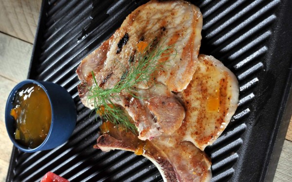Chuletas a la parrilla con salsa de mango